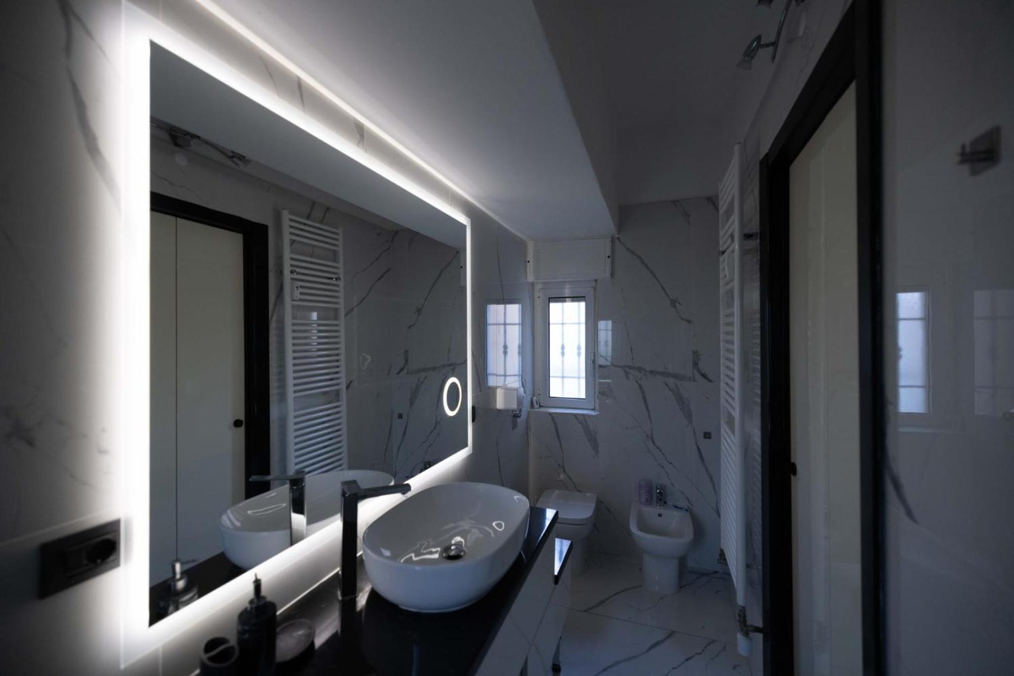 Spazioso Appartamento Con Terrazzo Navigli , Bocconi Milan Bagian luar foto